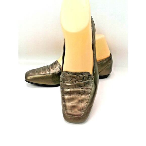 Antonio Melani Womens Bronze Alligator Print Loafers/Flats Size 6.5 M - Picture 2 of 8